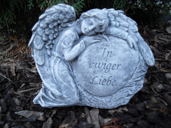 Steinfigur Grabschmuck Engel am Herz "In ewiger Liebe" Frostfest Steinguss
