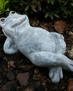 Steinfigur chilliger Frosch liegend Frostfest Steinguss Wetterfest Garten Tier