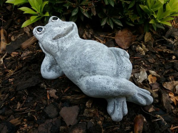 Steinfigur chilliger Frosch liegend Frostfest Steinguss Wetterfest Garten Tier