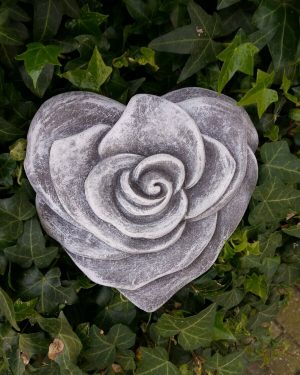 Steinfigur Herz Rosenherz Rosenblüte Grabschmuck Grabherz Frostfest Steinguss