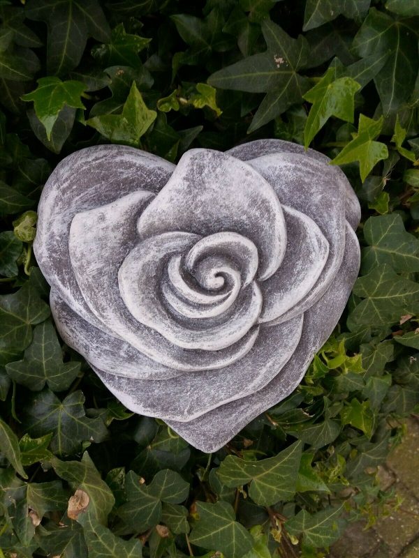 Steinfigur Herz Rosenherz Rosenblüte Grabschmuck Grabherz Frostfest Steinguss