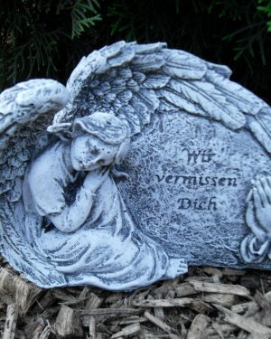 Steinfigur Grabschmuck Engel am Fels "Wir vermissen Dich" Frostfest Steinguss