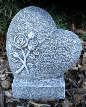 Steinfigur Herz auf Sockel mit Inschrift Frostfest Steinguss Grabschmuck Deko