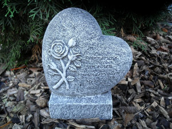 Steinfigur Herz auf Sockel mit Inschrift Frostfest Steinguss Grabschmuck Deko