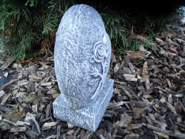 Steinfigur Herz auf Sockel mit Inschrift Frostfest Steinguss Grabschmuck Deko – Bild 2