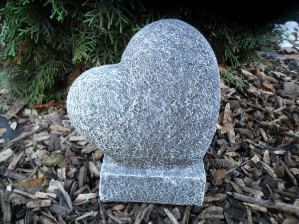 Steinfigur Herz auf Sockel mit Inschrift Frostfest Steinguss Grabschmuck Deko – Bild 4