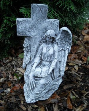 Steinfigur Engel an Kreuz sitzend Frostfest Steinguss Wetterfest Garten Grab