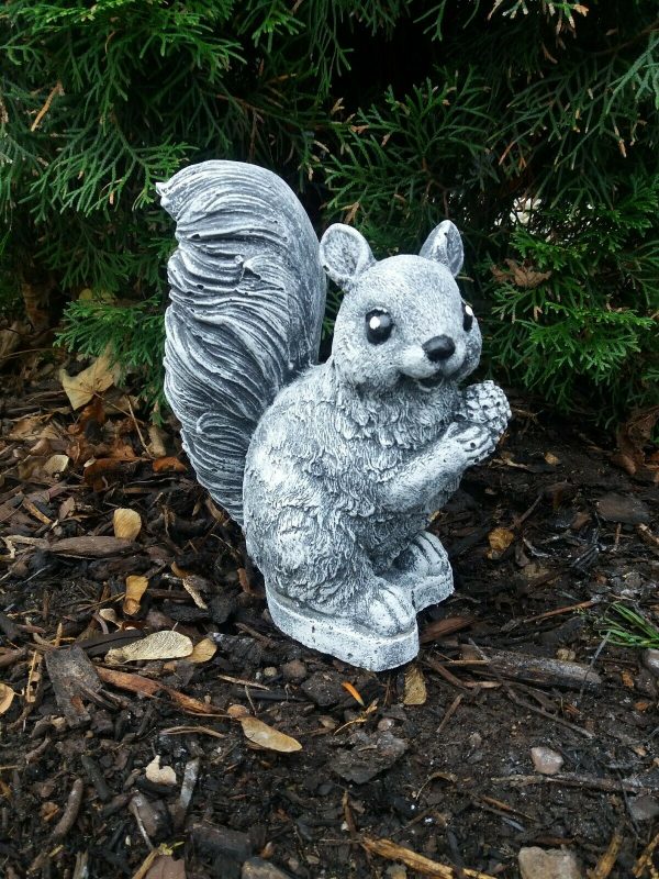 Steinfigur mittleres Eichhörnchen Frostfest Steinguss Garten Haus Deko