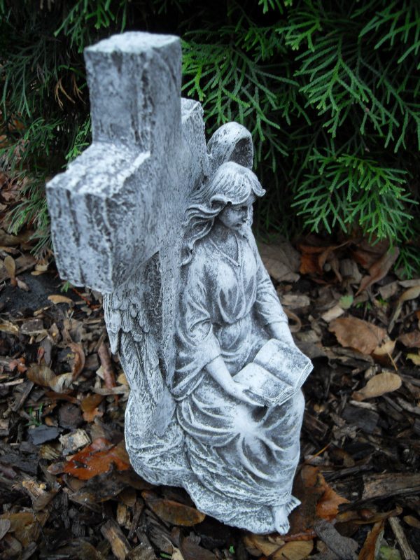 Steinfigur Engel an Kreuz sitzend Frostfest Steinguss Wetterfest Garten Grab – Bild 2