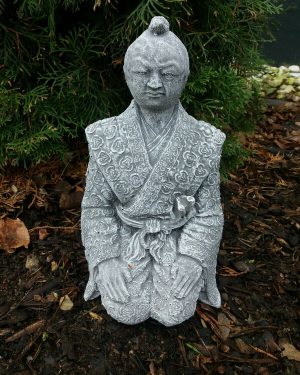 Steinfigur Samurai Japan Buddha massiver Steinguss Frostfest