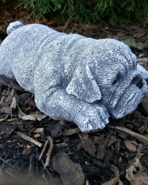 Steinfigur Hund süßer Mops liegend Frostfest Wetterfest Steinguss