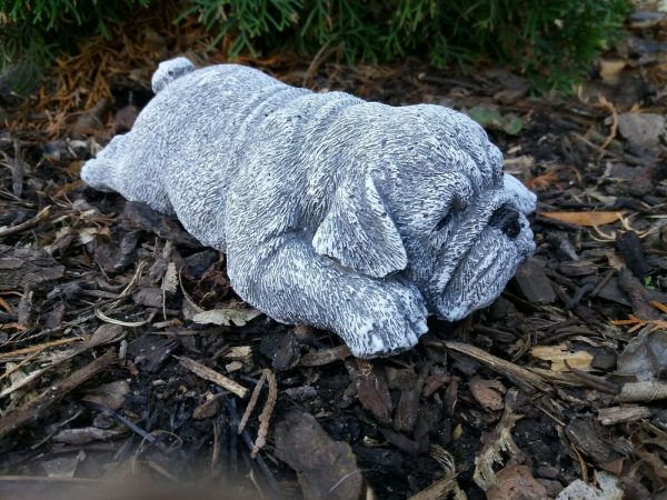 Steinfigur Hund süßer Mops liegend Frostfest Wetterfest Steinguss