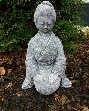 Steinfigur Geisha Japan Buddha massiver Steinguss Frostfest