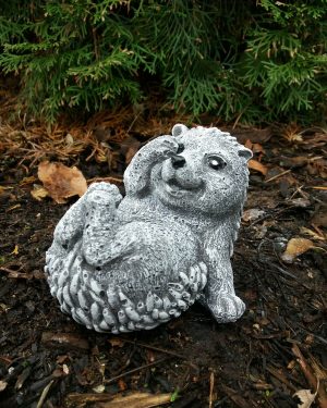 Steinfigur Igel liegend (Hand auf Auge) Frostfest Wetterfest Steinguss Garten