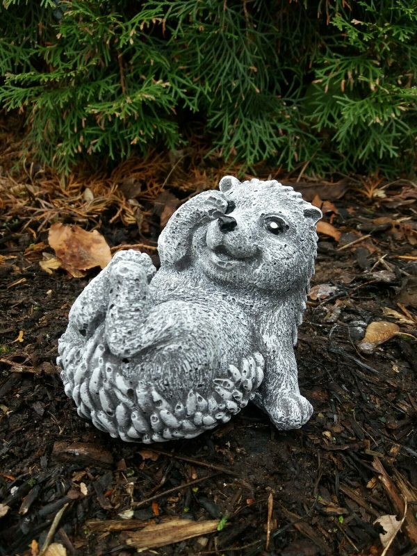 Steinfigur Igel liegend (Hand auf Auge) Frostfest Wetterfest Steinguss Garten