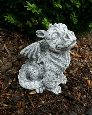 Steinfigur Drache Sam sitzend Frostfest Steinguss Garten Deko Gargoyle