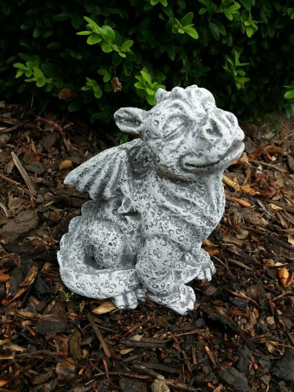 Steinfigur Drache Sam sitzend Frostfest Steinguss Garten Deko Gargoyle