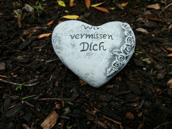Grabschmuck kleines Herz Rosenranke "Wir vermissen Dich" Frostfest Steinguss – Bild 3