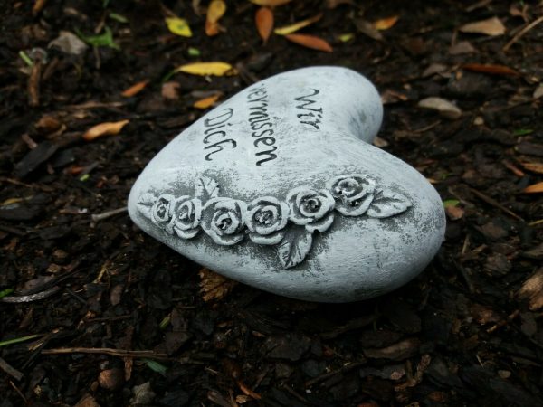 Grabschmuck kleines Herz Rosenranke "Wir vermissen Dich" Frostfest Steinguss – Bild 4