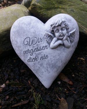 Steinfigur Grabschmuck Herz Engelkopf "Wir vergessen dich nie" Frostfest Grab