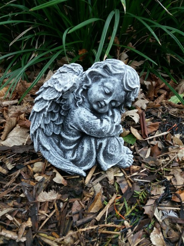 Steinfigur schöner Engel sitzend Steinguss Frostfest Grabschmuck Garten Deko