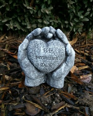 Steinfigur Grabschmuck Herz in Händen "Wir vermissen Dich" Frostfest Grab Deko