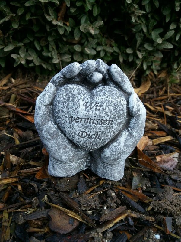 Steinfigur Grabschmuck Herz in Händen "Wir vermissen Dich" Frostfest Grab Deko