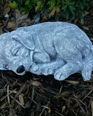 Steinfigur großer Beagle liegend Hund Frostfest