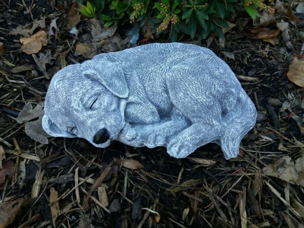 Steinfigur großer Beagle liegend Hund Frostfest