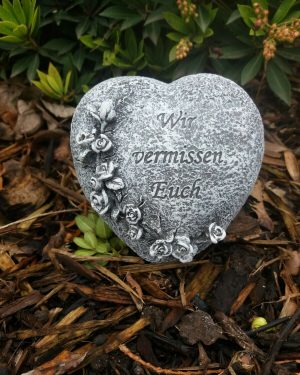 Steinfigur Grabschmuck Herz auf Sockel "Wir vermissen Euch" Frostfest Grab Deko
