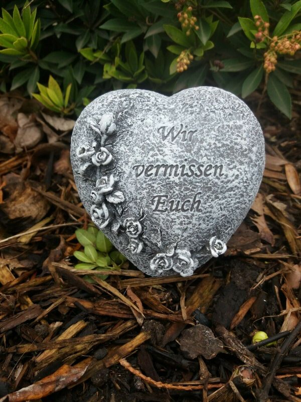 Steinfigur Grabschmuck Herz auf Sockel "Wir vermissen Euch" Frostfest Grab Deko