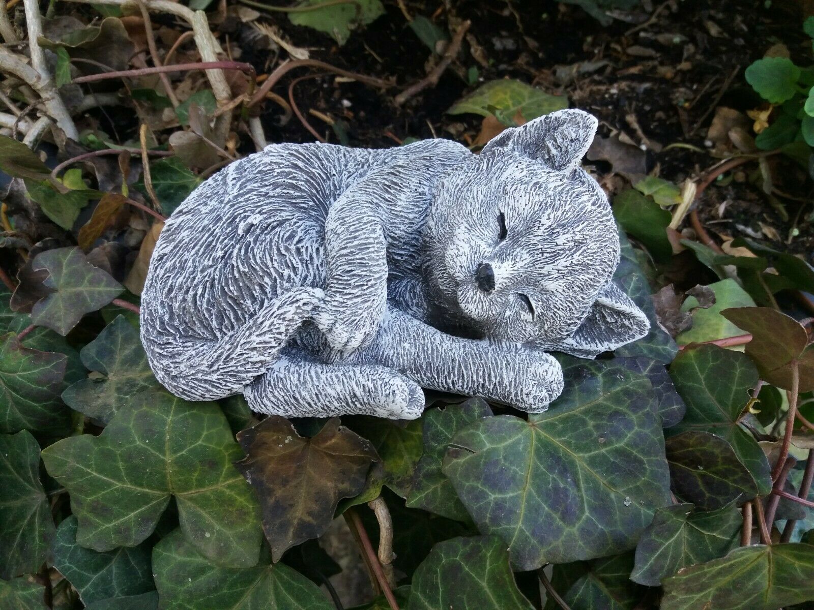 Massive Steinfigur Katze liegend Kater Kätzchen Tierfigur Steinguss frostfest 