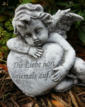 Steinfigur Grabschmuck Engel am Herz "Die Liebe hört niemals auf" Grab Deko
