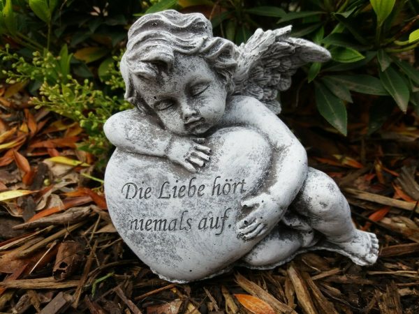 Steinfigur Grabschmuck Engel am Herz "Die Liebe hört niemals auf" Grab Deko