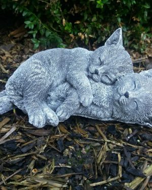 Steinfigur 2 kuschelnde Katzen liegend Frostfest Steinguss Garten Deko Haustier
