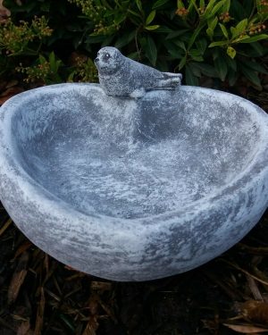 Vogeltränke Herz mit Robbe Steinguss Frostfest Wetterfest Garten Figur Deko