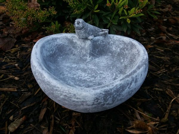 Vogeltränke Herz mit Robbe Steinguss Frostfest Wetterfest Garten Figur Deko