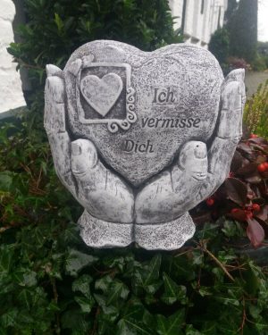 Steinfigur Grabschmuck großes Herz in Händen "Ich vermisse Dich" Frostfest Grab