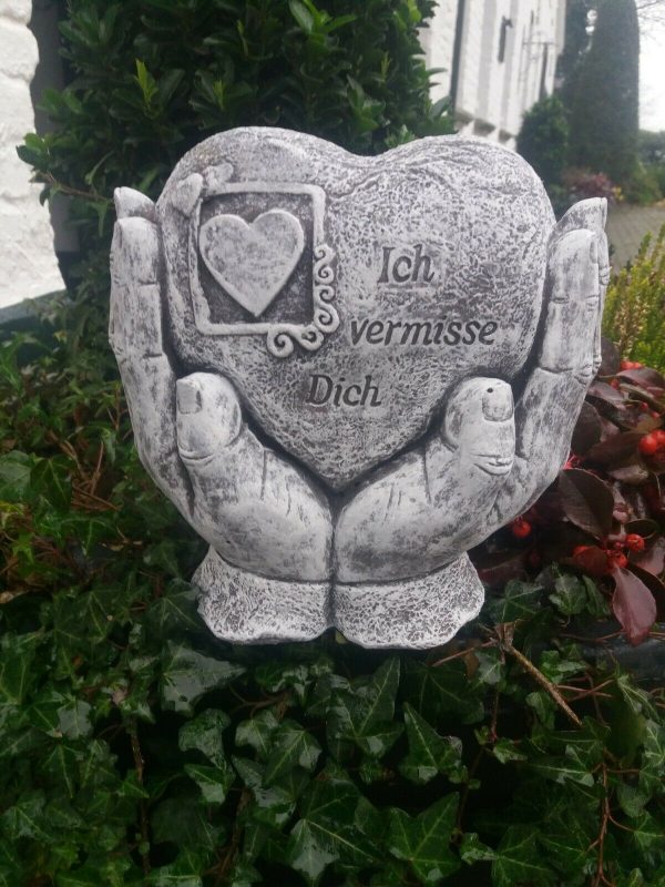 Steinfigur Grabschmuck großes Herz in Händen "Ich vermisse Dich" Frostfest Grab