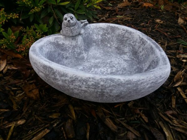Vogeltränke Herz mit Robbe Steinguss Frostfest Wetterfest Garten Figur Deko – Bild 3