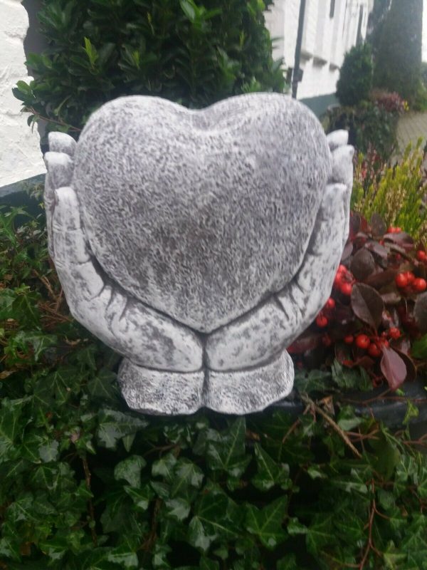 Steinfigur Grabschmuck großes Herz in Händen "Ich vermisse Dich" Frostfest Grab – Bild 3