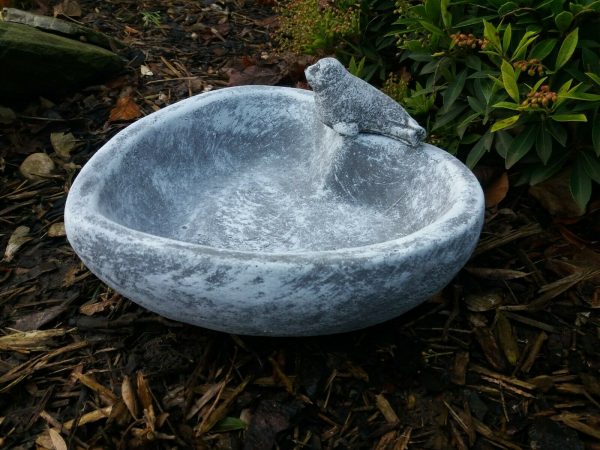 Vogeltränke Herz mit Robbe Steinguss Frostfest Wetterfest Garten Figur Deko – Bild 4