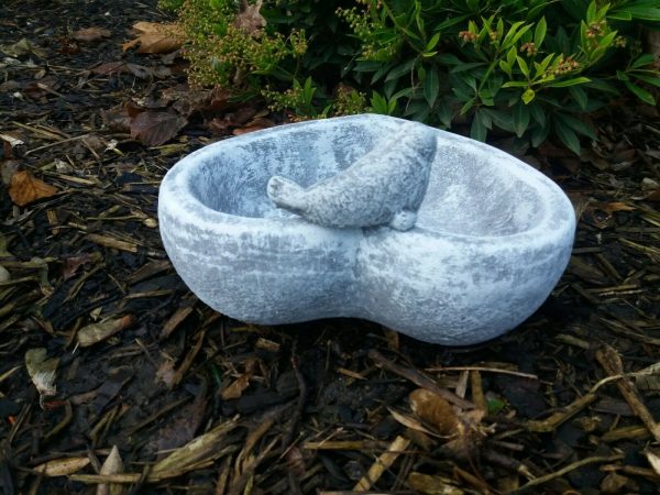 Vogeltränke Herz mit Robbe Steinguss Frostfest Wetterfest Garten Figur Deko – Bild 5