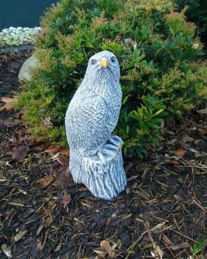 Steinfigur Falke (39 cm) Adler Greifvogel Frostfest Wetterfest Gartenfigur
