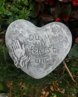 Steinfigur Grabschmuck Herz "Du fehlst uns" Frostfest Wetterfest Grab Deko