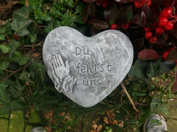 Steinfigur Grabschmuck Herz "Du fehlst uns" Frostfest Wetterfest Grab Deko