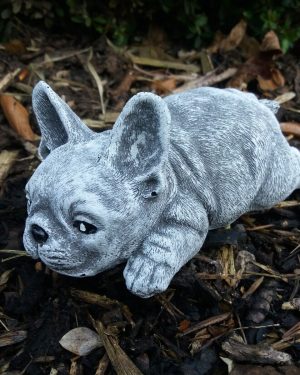 Steinfigur süße französische Bulldogge liegend Frostfest Haustier Hund Dogge