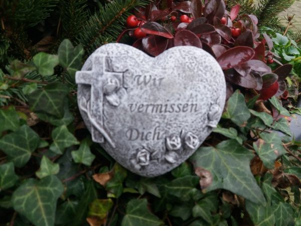 Steinfigur Grabschmuck Herz auf Sockel "Wir vermissen Dich" Frostfest Grab Deko – Bild 2