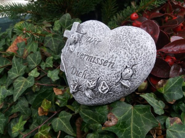 Steinfigur Grabschmuck Herz auf Sockel "Wir vermissen Dich" Frostfest Grab Deko – Bild 3