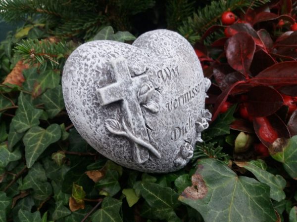 Steinfigur Grabschmuck Herz auf Sockel "Wir vermissen Dich" Frostfest Grab Deko – Bild 4